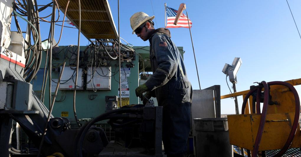 Un operaio aziona l’attrezzatura di un impianto di trivellazione del petrolio nei pressi di Midland, Texas (Reuters) 