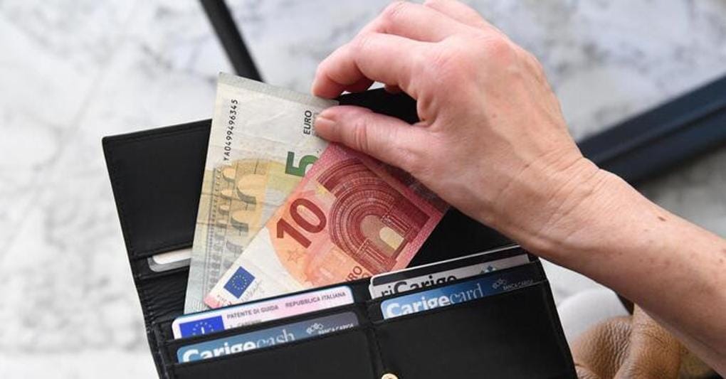 Area euro, stima inflazione in frenata a +6,1%. Lagarde: «Non sia...