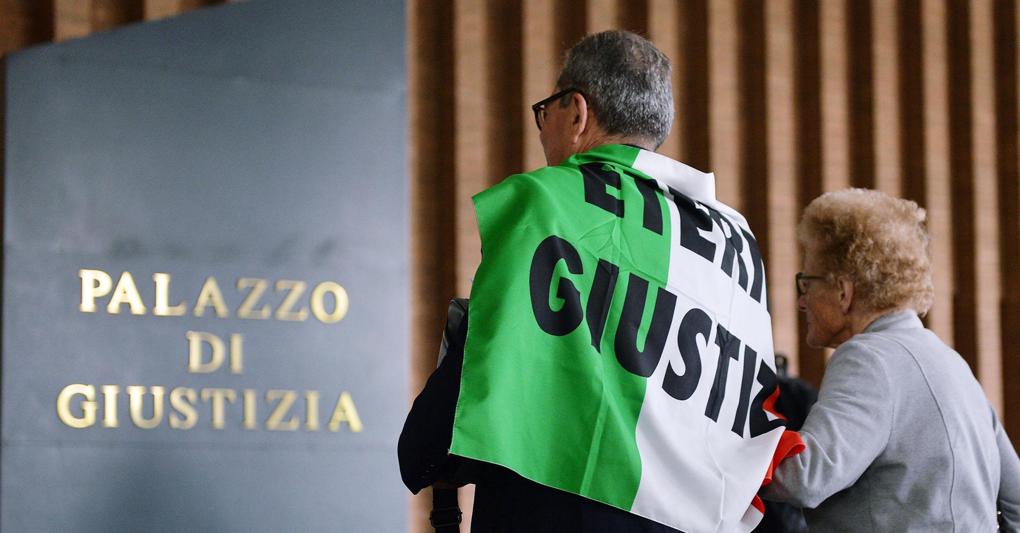 Familiari delle vittime durante il processo 