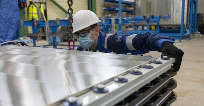 Operaio Thyssenkrupp Nucera al lavoro