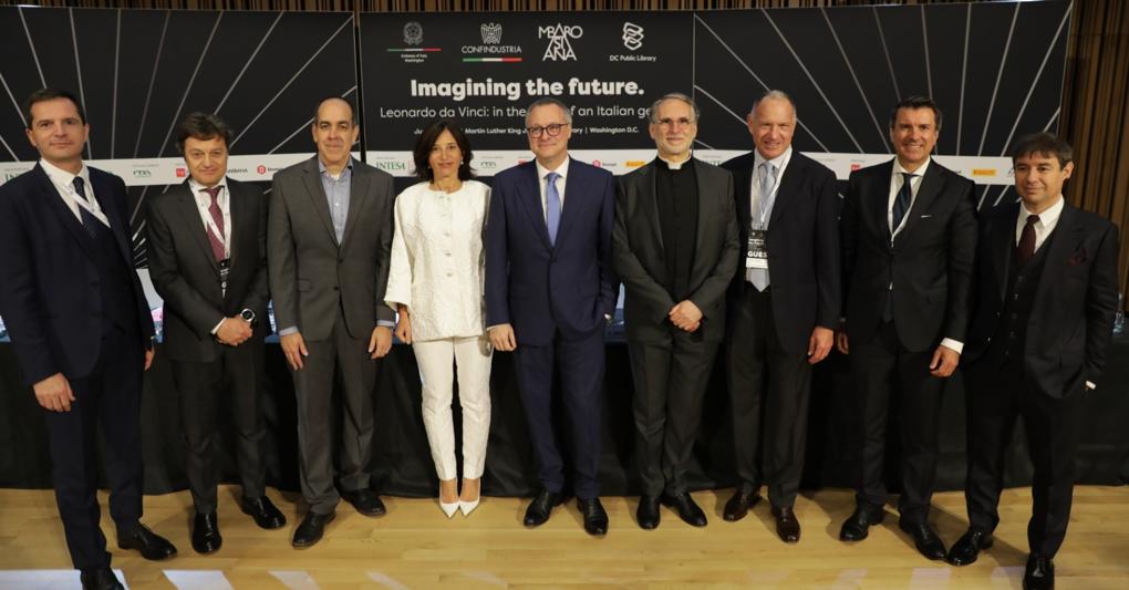  Da sinistra: Claudio Zanardo, CEO North America Pirelli, Pierpaolo Monti, Country Manager USA & Americas Intesa Sanpaolo, Richard Reyes-Gavilan, Executive Director, DC Public Library, Mirja Cartia d’Asero, CEO Gruppo 24 Ore, Carlo Bonomi, Presidente Confindustria, Mons. Alberto Rocca, direttore Pinacoteca Ambrosiana, Sergio Dompé, Executive President Dompé Farmaceutici, Pierfrancesco Carino, VP International Sales ITA Airways, e Fedele Usai, Managing Director Dolce&Gabbana 