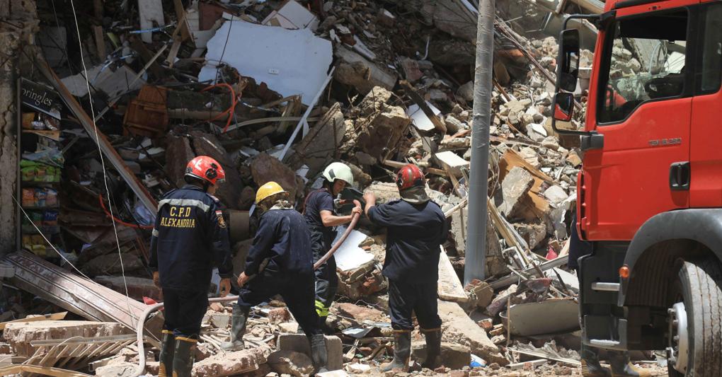 Personale della protezione civile cerca i sopravvissuti tra le macerie di un edificio di 13 piani crollato ad Alessandria d’Egitto, 26 giugno 2023. Si teme che alcuni residenti nell’edificio siano intrappolati sotto le macerie, tuttavia il numero esatto di persone deve ancora essere conosciuto. (APE/STR) 