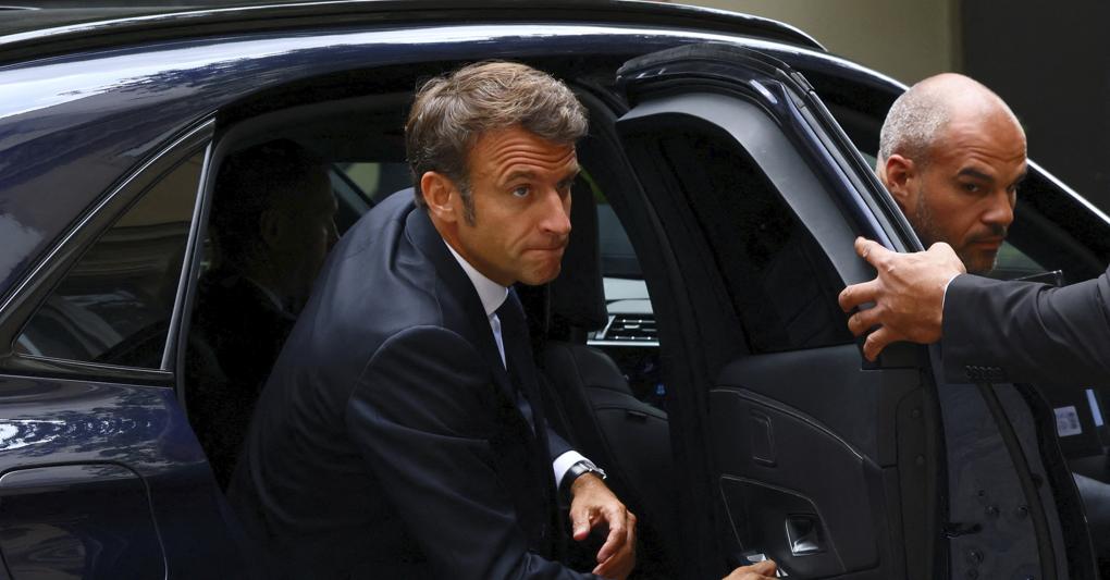 Il presidente francese Emmanuel Macron arriva al ministero degli interni per presiedere l’unità di crisi  (foto Ap) 