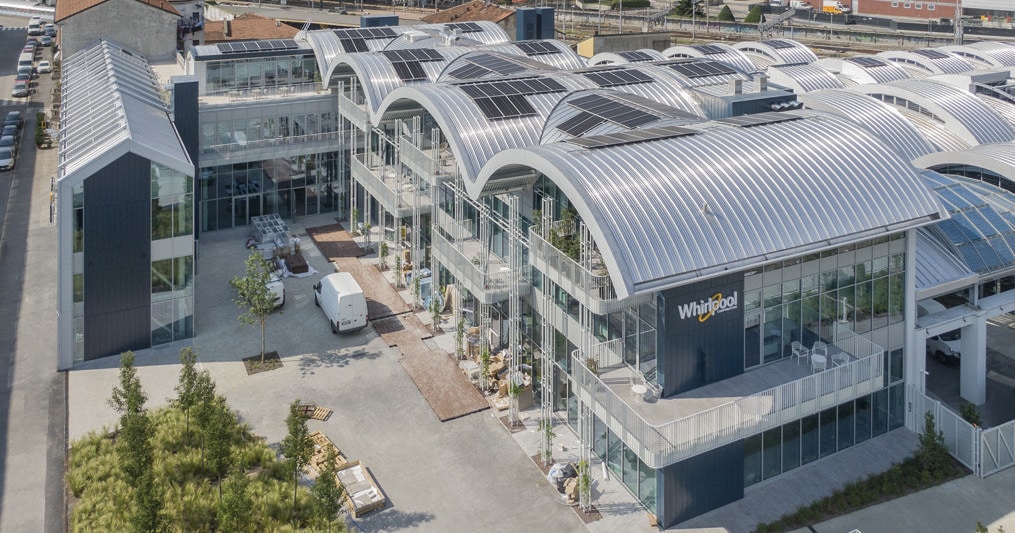 Lavori in corso. L’immagine della nuova sede di Whirlpool: 7mila mq in via Varesina nell’area dell’ex Sandvik collegata alla città anche dai treni suburbani  che transitano da Stazione Certosa 