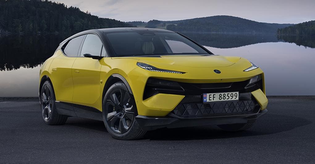Elettro chock. Lotus Eletre è disegnata  per stupire: le linee della carrozzeria sono filanti e dissimulano  la taglia XXL. Gli interni sono ipertecnologici con un ampio ricorso a soluzioni digitali come lo schermo Oled a centro plancia.  La vettura si basa su una piattaforma all'avanguardia battezzata Electric Premium Platform. Tre versioni con trazione integrale e potenze fino a 905 cv con autonomia tra 490 e 600 km 