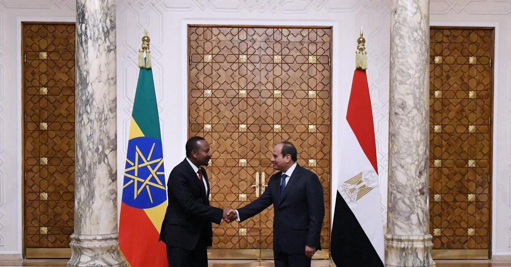 Ahmed e al-Sisi, stretta di mano dopo l’accordo sui nuovi negoziati (Reuters) 