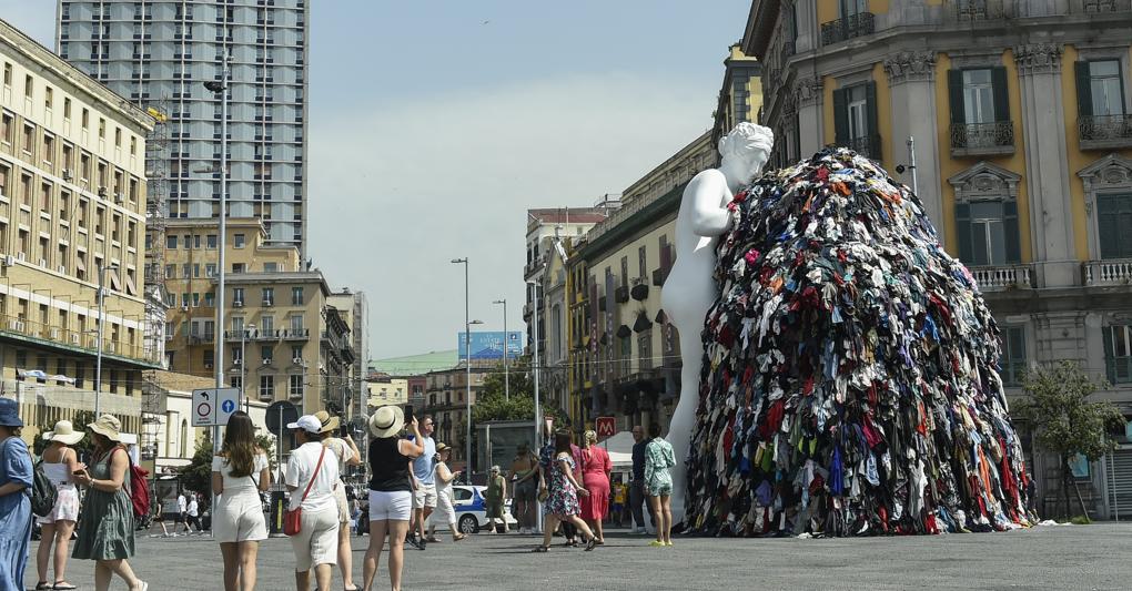 Venere degli stracci. L'opera di Pistoletto, creata nel 1967, riflette sul tema degli scarti e della bellezza. L'installazione di Napoli è stata distrutta in un incendio il 12 luglio 