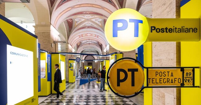 27/09/2022 Roma, Palazzo delle Poste piazza San Silvestro. Poste Storie, la mostra storica delle Poste italiane. Nella foto le sale espositive, in primo piano le insegne della posta attuali e passate.