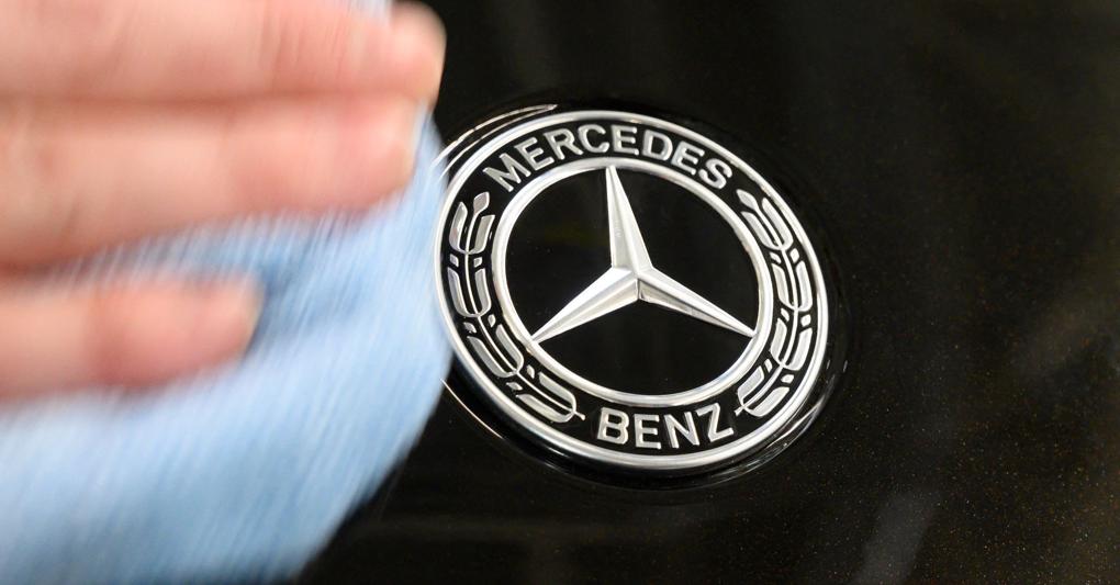 Il logo Mercedes-Benz (AFP) 