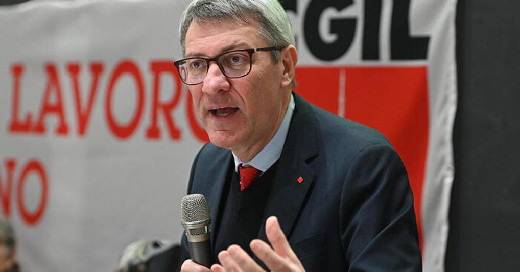 Maurizio Landini, segretario della Cgil, annuncia la mobilitazione del 7 ottobre (Ansa) 