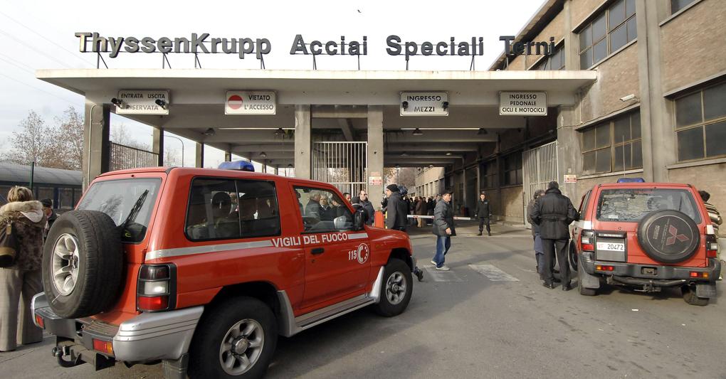 6 dicembre 2007, l’esterno dell’acciaieria Thyssenkrupp di Torino (Archivio Ansa) 