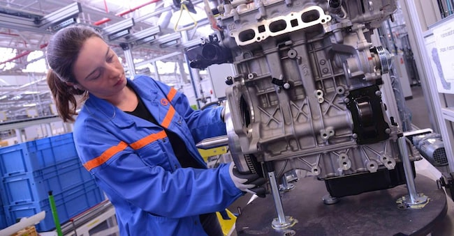 OPERAIA AL LAVORO IN UNA FABBRICA PEUGEOT GRUPPO PSA OPERAIO LAVORO IN CATENA DI MONTAGGIO AUTOMOTIVE AUTOMOBILE AZIENDA INDUSTRIA AUTOMOBILISTICA