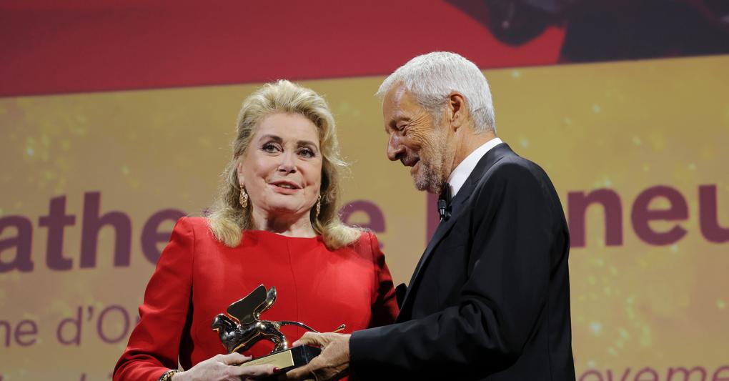 Il presidente della Biennale Roberto Cicutto nel 2022 consegna a Catherine Deneuve il Leone d'Oro alla carriera 