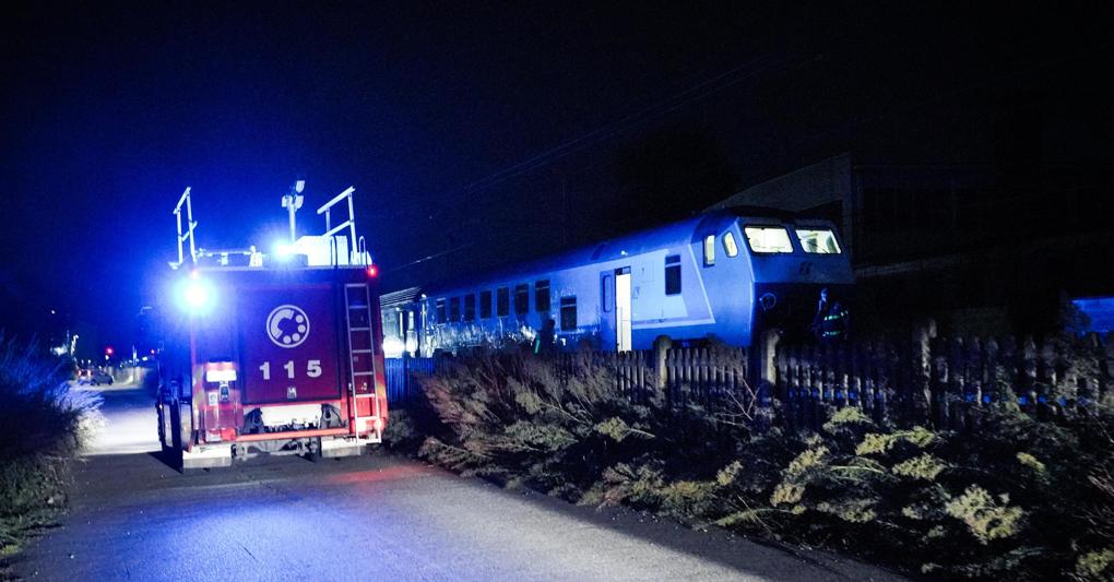 Il treno regionale che ha investito e ucciso cinque operai a Brandizzo (Ansa) 