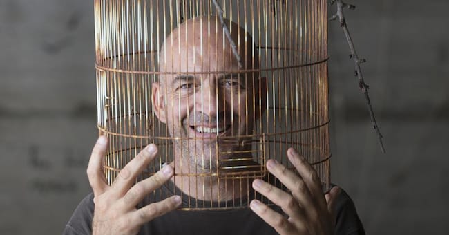 «Mai cuntentu». Antonio Marras, ha fatto della sua irrequietezza una strada per la ricerca. Forte dell’ispirazione tratta dall’artista Maria Lai, è stato alla corte di Lvmh e lascia entrare la sua Sardegna nel lavoro come è successo con i blu di Caprera. A maggio gli è stato assegnato il Premio Costa Smeralda