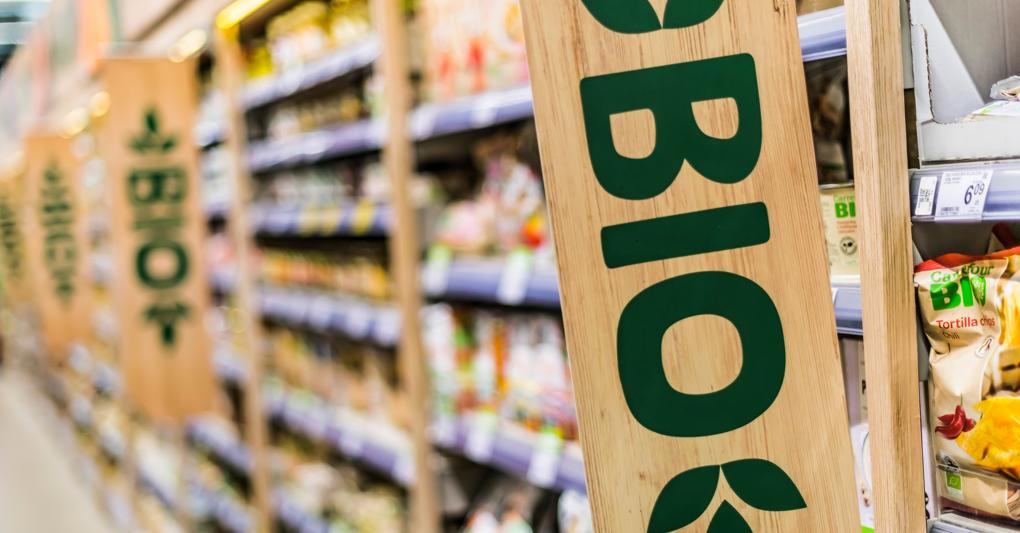 Vendite e inflazione. Gli acquisti in volume degli alimenti da agricoltura biologica segnano una frenata maggiore dove i prezzi sono sensibilmente più alti di quelli che si riscontrano nel non biologico. (Adobe Stock) 
