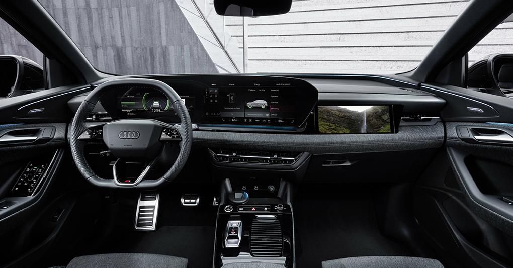 Cambio di rotta. La plancia del suv elettrico Audi Q6 e-tron è caratterizzata da soluzioni tecnologiche inedite come i due display posti di fronte al guidatore 
