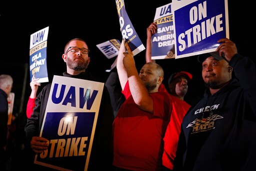 epa10861321 Members of the United Auto Workers union (UAW) strike outside of the Ford Michigan Assembly Plant in Wayne, Michigan, USA, 15 September 2023. UAW members walked off the job as part of a strike called in response to failed contract negotiations with the Big Three automakers - General Motors, Ford and Stellantis, the parent company of Jeep and Chrysler. The union has called the strike on all three of the auto makers at the same time for the first time in history. EPA/MIKE MULLHOLLAND