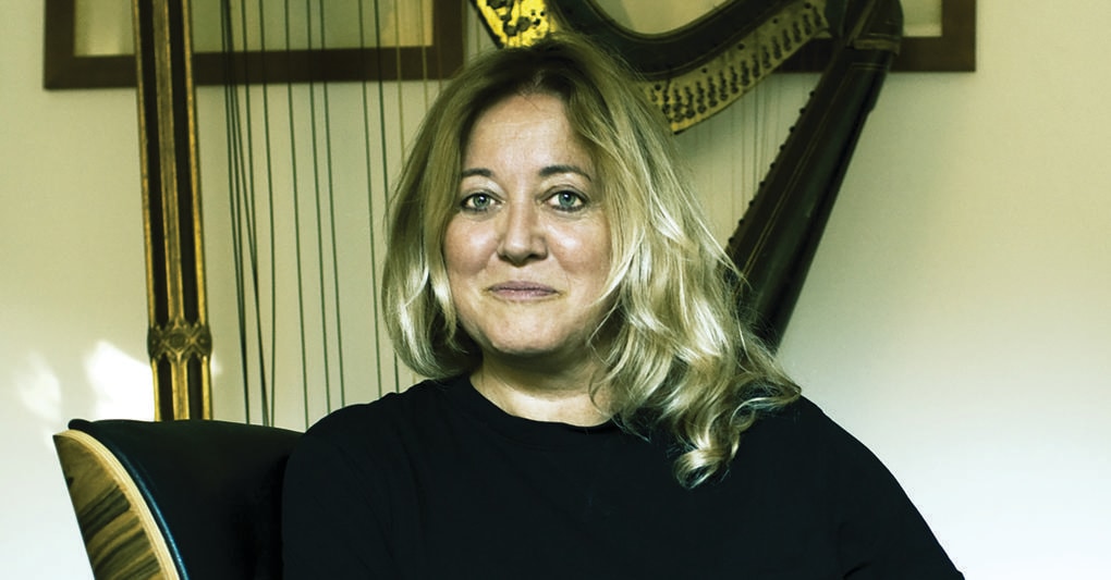 Lettere classiche. Romana, laurea in lettere con lode, Chiara Sbarigia entra in APT, poi divenuta APA, nel 1994, scalando tutte le posizioni fino a essere nominata direttore generale nel 2003, restando alla guida ancora oggi. Dal 20 aprile 2021 ricopre la carica di presidente di Cinecittà. 