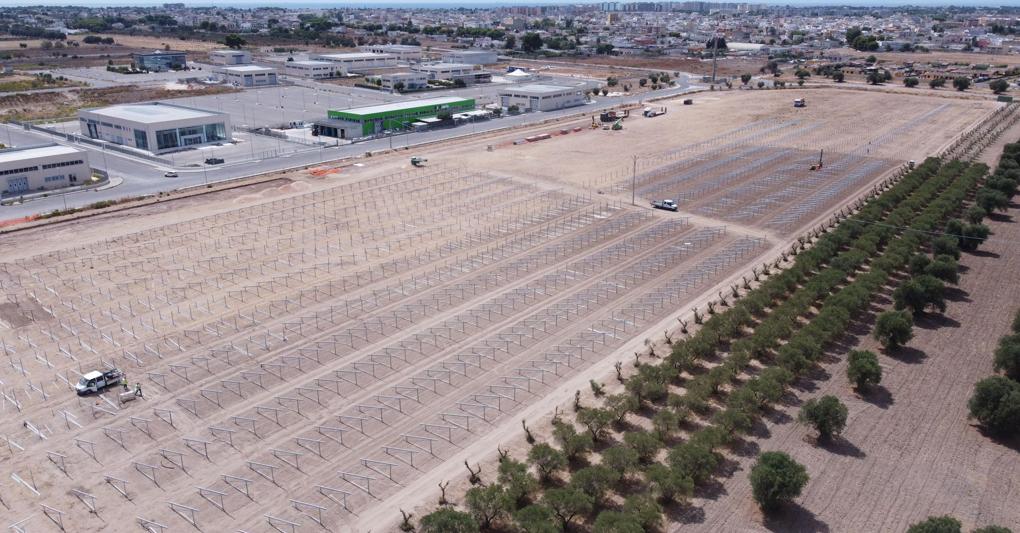 Una veduta dall'alto dei lavori per il parco fotovoltaico Shell a Taranto 