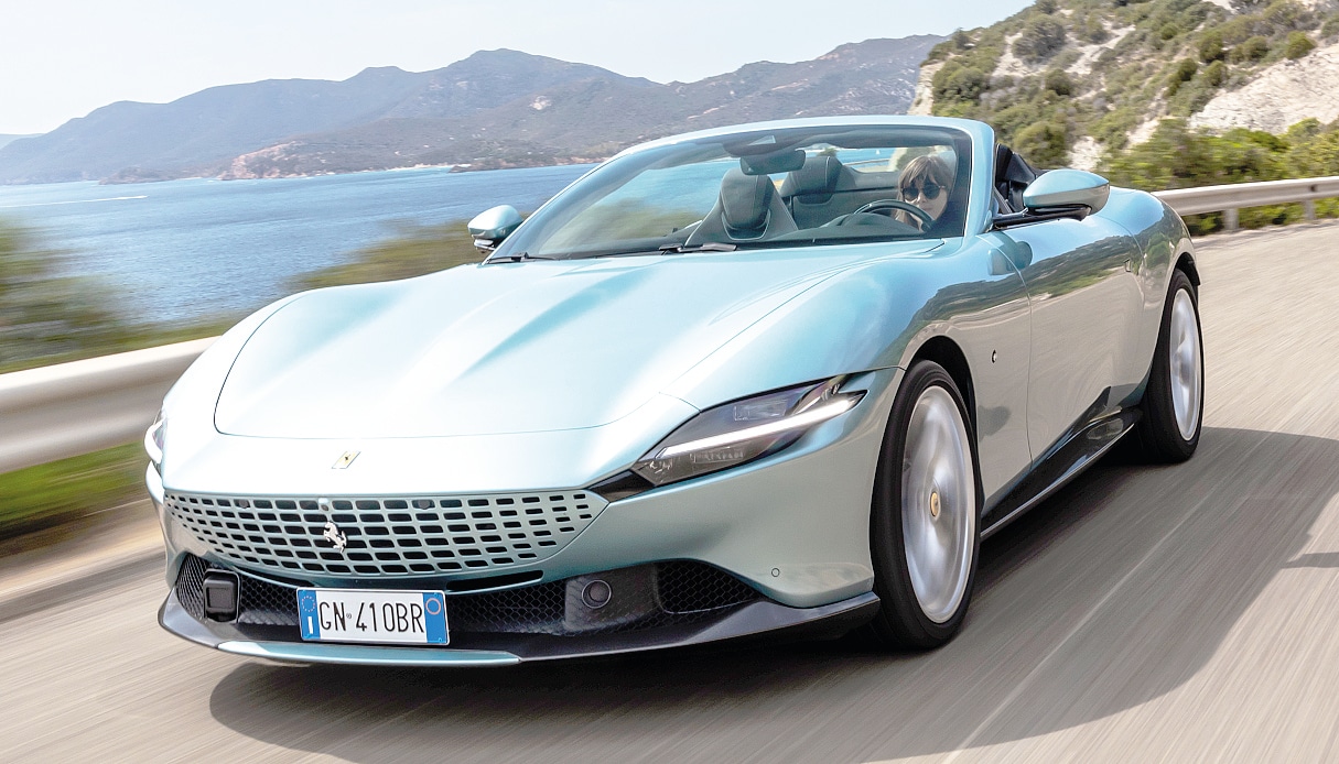 En Plein Air. Ferrari Roma Spider scatta da zero a 200 km/h in 9.7 secondi. È equipaggiata con soft top a comando elettrico (si apre in 13,5 sec.) in marcia fino a 60 km/h). Il motore in posizione anteriore su una vettura scoperta di Maranello segna un richiamo  a concetti stilistici e funzionali degli anni 60 declinati però con tecnologia moderna.  La plancia è digitalizzata.  Il design è il frutto del team guidato  da Flavio Manzoni 
