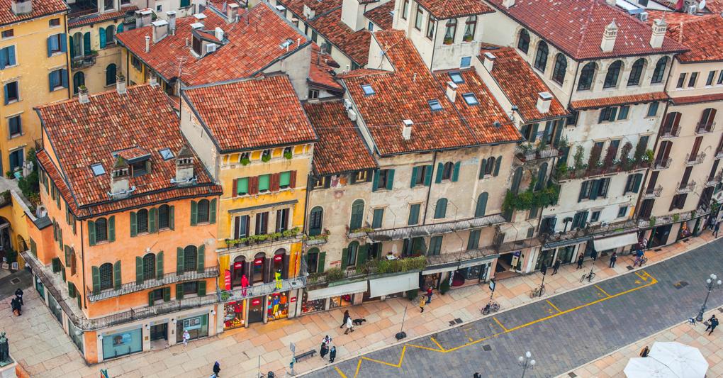 Tra le città che hanno performato meglio, Bologna e Verona, ( +11,5% e 12,5% a giugno 2023 rispetto a marzo 2020). In foto: Verona, Piazza delle Erbe  