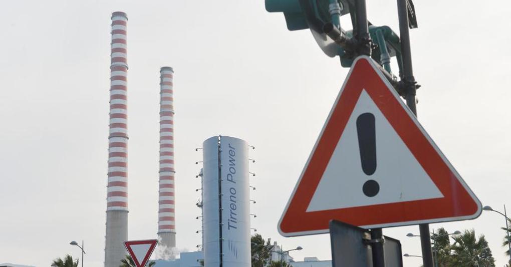 La centrale elettrica Tirreno Power di Vado Ligure (Savona), sequestrata dalla magistratura l’11 marzo 2014 (foto Ansa/Zennaro) 