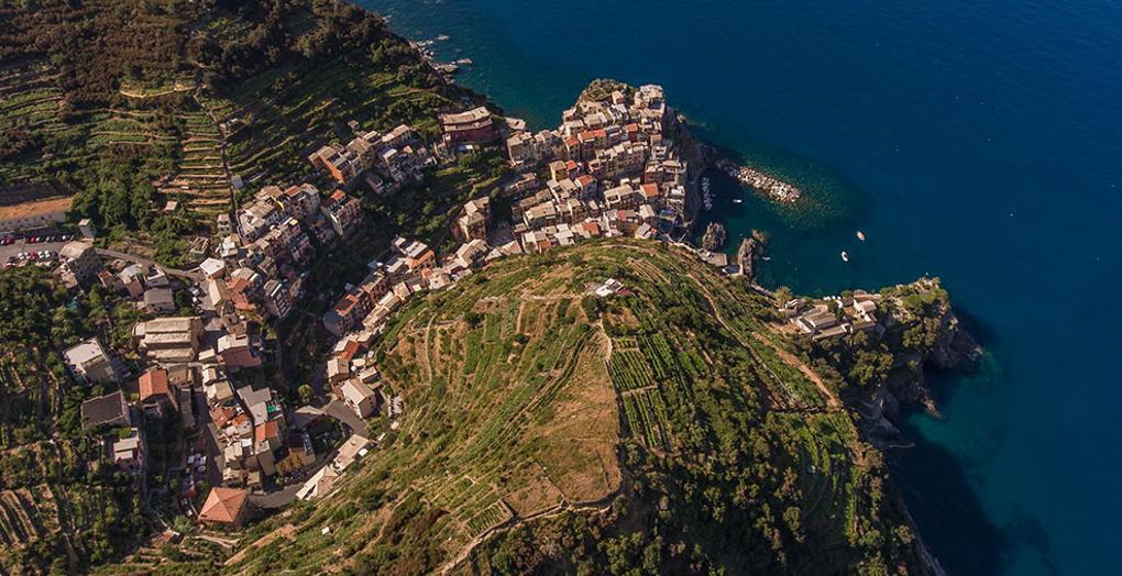 Una veduta dei tipici terrazzamenti delle Cinque Terre in Liguria, entrati a far parte del Registro nazionale del paesaggio rurale, delle pratiche agricole e conoscenze tradizionali del Masaf 