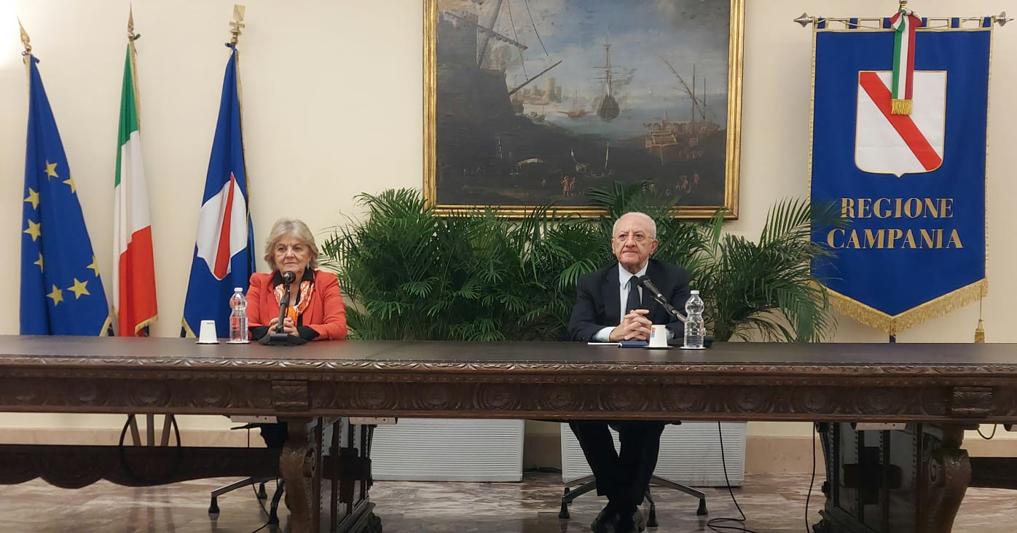 Elisa Ferreira e Vincenzo De Luca in conferenza stampa a Napoli 