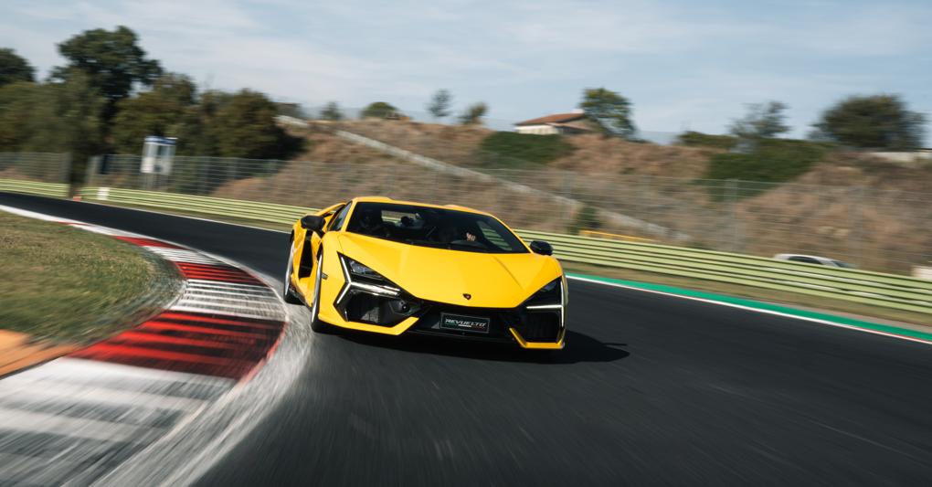 La Lamborghini Revuelto è spinta da un V12, orgogliosamente esibito a vista e quindi ammirabile  dall’esterno 