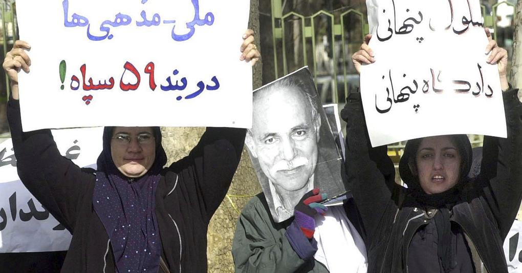 In prima linea per i diritti. Narges Mohammadi (a destra) insieme con altre attiviste durante una protesta davanti al tribunale di Teheran del 2002 