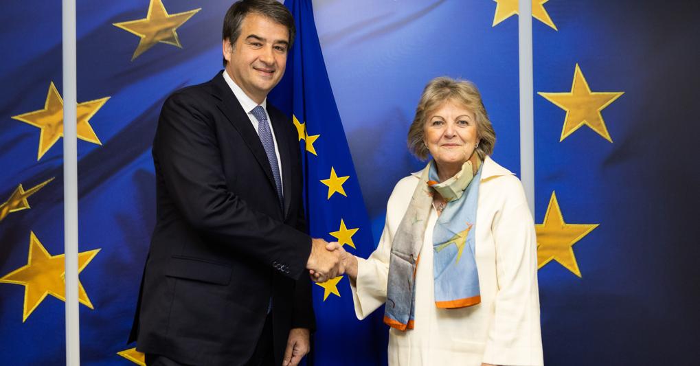Stretta di mano. La commissaria Ue alle politiche regionali, Elisa Ferreira, questa sera vedrà il ministro Raffaele Fitto, dopo l’incontro tra i due di febbraio (in foto) 
