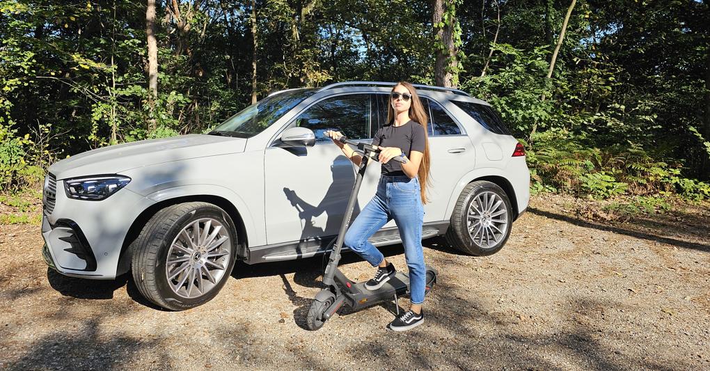  Il Navee S65C è un monopattino taglia XL (la foto insieme a una Mercedes GLE rende bene l’idea). Vanta e sospensioni anteriori e posteriori 