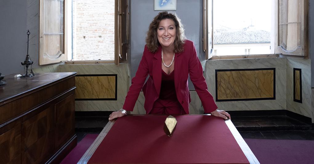 Contessa Olimpia Leopardi con l’opera di Vittor Pisani 