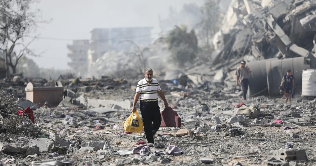 Edifici distrutti da un bombardamento israeliano a Gaza  (foto Ap) 