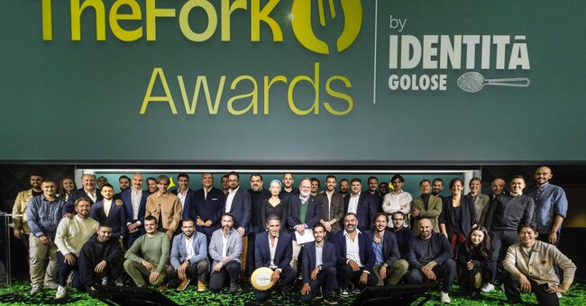 Foto di gruppo dei premiati assieme agli  “chef mentore” e organizzatori  nella serata finale di The Fork Awards by Identità Golose