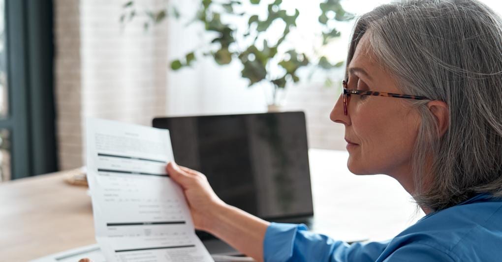 Una signora alle prese con i conteggi per la pensione complementare 