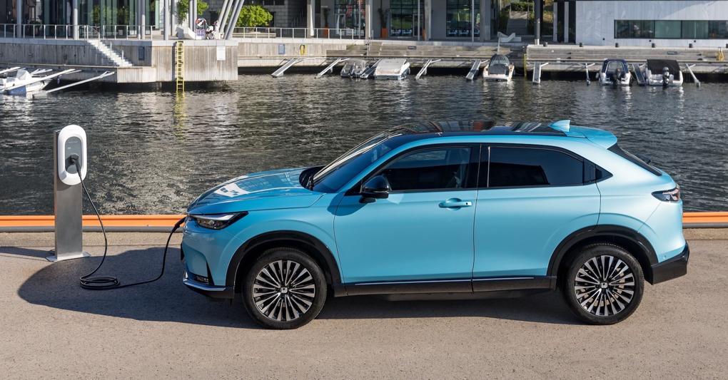 Cugina della ibrida H-RV. Honda e:Ny1 non nasconde la parentela con la ibrido H-RV. La batteria da 68,8 kWh offre oltre 400 km di autonomia  