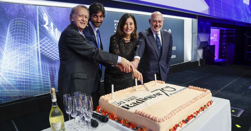 Taglio della torta. Festa per i 70 anni di Radiocor mercoledì a Palazzo Mezzanotte, sede di Borsa Italiana. Nella foto, da destra, il presidente del Gruppo 24 Ore, Edoardo Garrone, l’ad Mirja Cartia d’Asero, il dg Federico Silvestri e il direttore Fabio Tamburini 