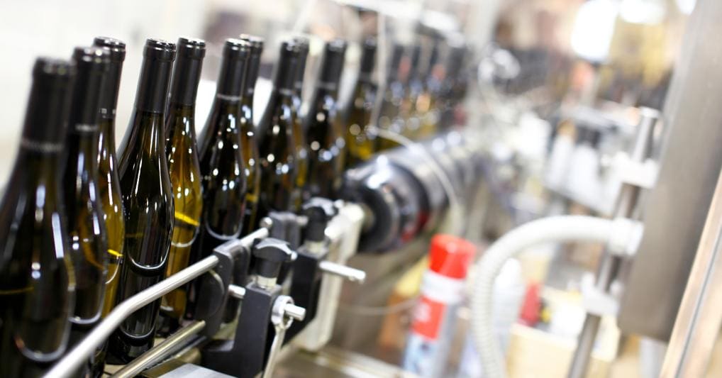 Impennata dei costi del vetro per bottiglie: l’Antitrust accende un faro