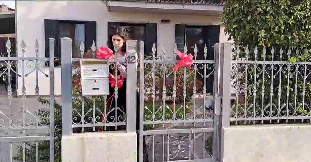 Un fermo immagine tratto da un video mostra Elena Cecchettin mettere fiocchi rossi sul cancello per festeggiare la laurea che la sorella Giulia avrebbe dovuto discutere il 16 novembre 2023. ANSA/ MICHELE GALVAN 
