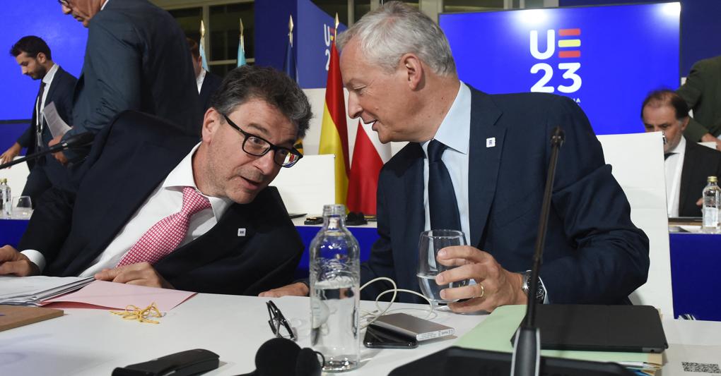 Il Ministro italiano dell’Economia e delle Finanze Giancarlo Giorgetti  con il suo omologo francese Bruno Le Maire  durante un incontro informale dei ministri dell’Economia e delle Finanze dell’UE a Santiago de Compostela il 15 settembre 2023 (Afp) 
