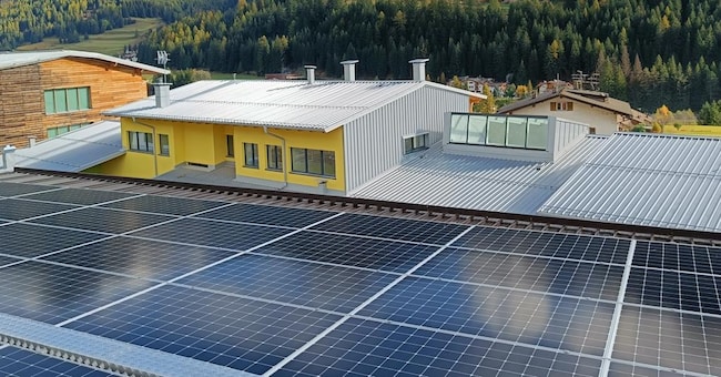  La prima cer della valle,  sul tetto della scuola a Pozza di Fassa (Trento)  