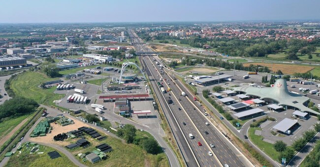 L’autostrada dei Laghi (A8) nel tratto a 5 corsie tra la barriera di Milano Nord e il bivio di Lainate
