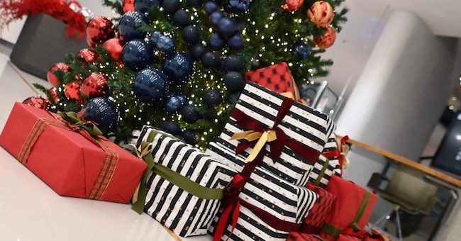 CORSO VITTORIO EMANUELE  AL VIA LA CORSA AI REGALI DI NATALE   ALEBRO DI NATALE     PACCHI  REGALO BARI AL VIA LA CORSA AI REGALI DI NATALE