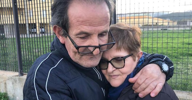 Beniamino Zuncheddu  abbracciato alla sorella Augusta (Ansa)