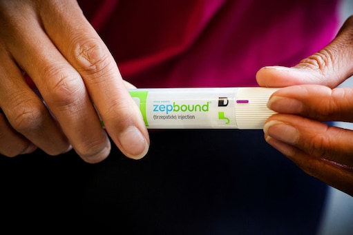 FILE PHOTO: An injection pen of Zepbound, Eli Lilly’s weight loss drug, is displayed in New York City, U.S., December 11, 2023. REUTERS/Brendan McDermid/File Photo