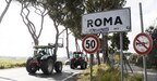 Η διαμαρτυρία τρακτέρ φτάνει στη Via Nomentana στα περίχωρα της Ρώμης (φωτογραφία La Presse)