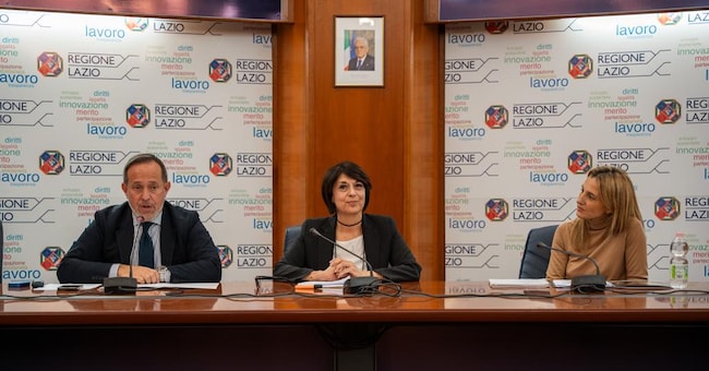 Da sinistra, l’assessore al bilancio della Regione Lazio, Giancarlo Righini,  la vicepresidente della Regione Lazio, Roberta Angelilli, e la General Manager Brand Owner e Seller Success Amazon EU, Anna Bortolussi (©BenedettaParaPhotography )
