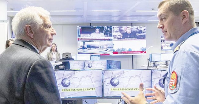 Bruxelles. l’Alto rappresentante per la politica estera dell’Ue Josep Borrell nella sala operativa dell’Unità di crisi della diplomazia comunitaria nata dopo gli eventi afghani